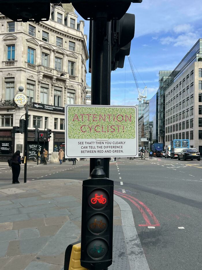 Cyclist warning sign about telling the difference between red and green