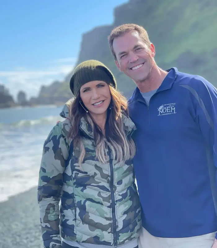 Kristi Noem responde após surgirem relatos sobre a dupla vida privada de seu marido Kristi Noem responde após surgirem relatos sobre a dupla vida privada de seu marido
