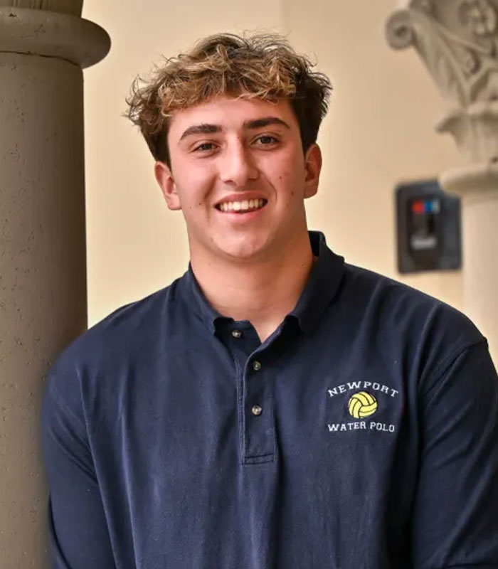 Filho do diretor de Hollywood se esconde após alegações perturbadoras, enquanto a mensagem arrogante da mãe provoca indignação