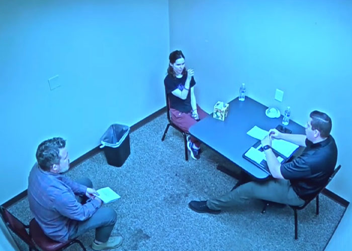 O diário da filha detalhou pensamentos sombrios sobre seu pai, então ela sorriu no tribunal com uma declaração chocante