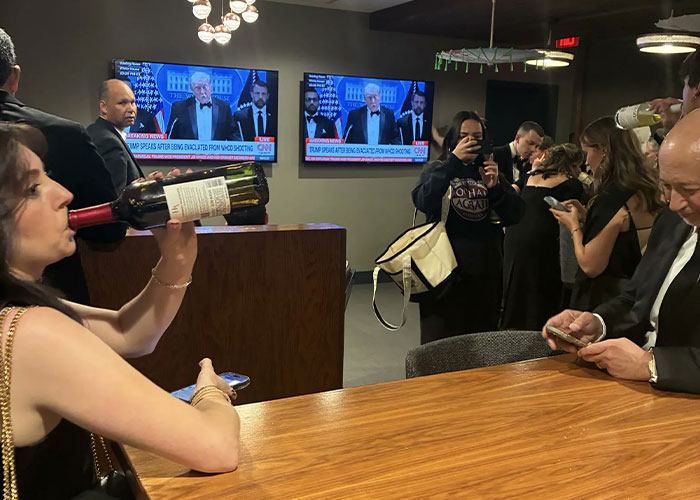 Mulher criticada por ato bizarro em meio ao caos após ataque em jantar de correspondentes na Casa Branca