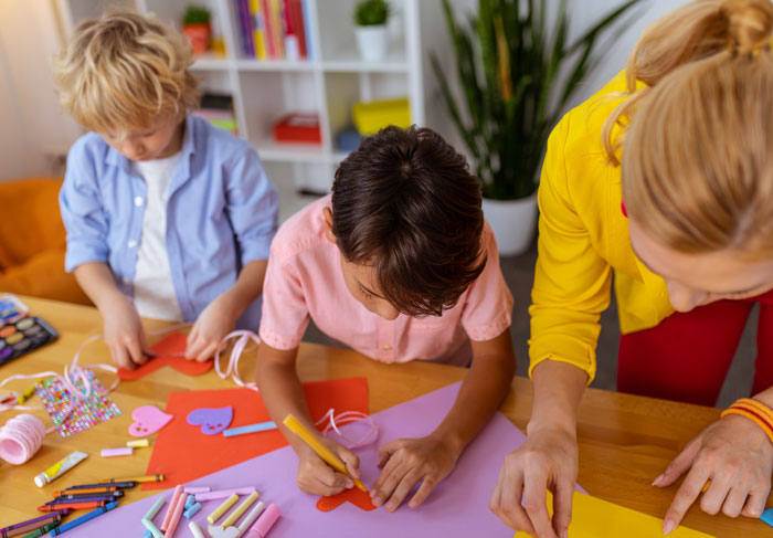 Os pais podem dizer imediatamente que a criança recebeu comida que não deveria receber e um voluntário é demitido por causa disso
