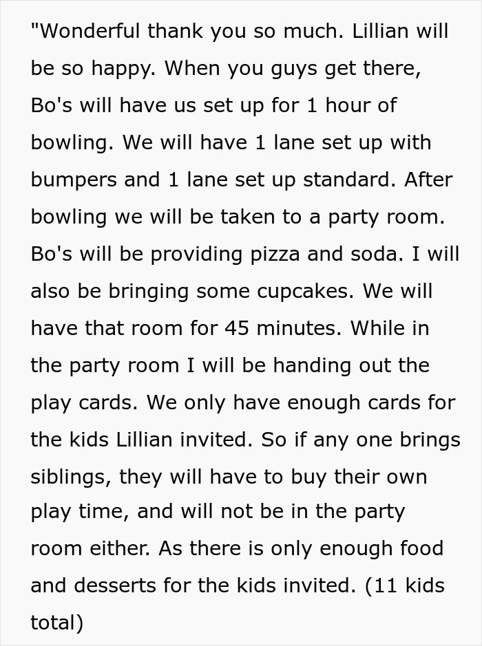 Mensagem de confirmação de presença detalhando planos de festa de boliche com comida, cartas de jogo e regras para crianças convidadas somente no evento de aniversário da filha.