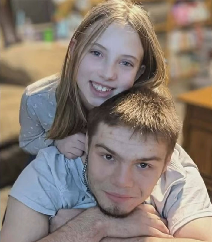 Mãe esfaqueia filha em episódio trágico e diz que foi para ‘protegê-la’ de Elon Musk Mãe esfaqueia filha em episódio trágico e diz que foi para ‘protegê-la’ de Elon Musk