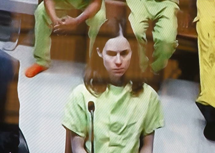 O diário da filha detalhou pensamentos sombrios sobre seu pai, então ela sorriu no tribunal com uma declaração chocante