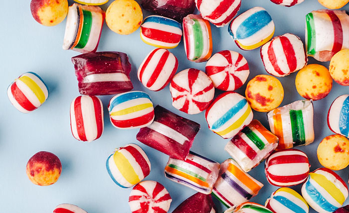 Os pais podem dizer imediatamente que a criança recebeu comida que não deveria receber e um voluntário é demitido por causa disso