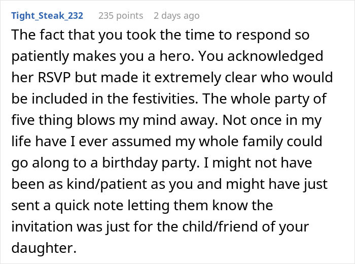 Comente discutindo a surpresa e a paciência demonstradas ao responder à confirmação de presença de uma mãe na festa de aniversário de sua filha.