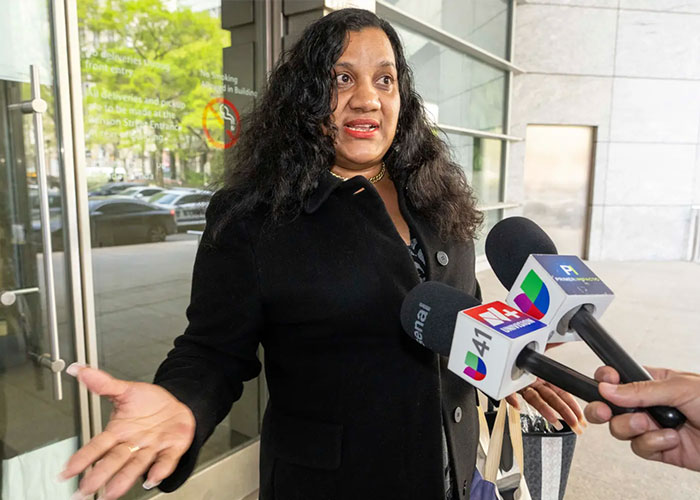 Vídeo perturbador captura a cabeça de uma adolescente pisoteando a cabeça de uma garota depois que ela o rejeitou