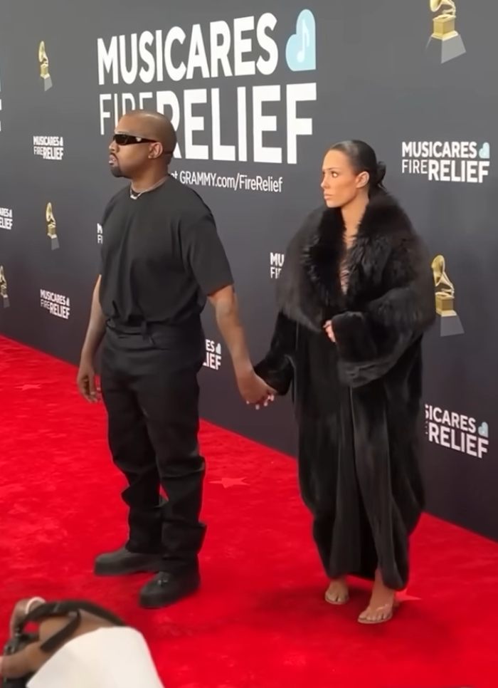 "Pelo menos ela está vestindo roupas": O momento ousado do bodysuit de Bianca Censori com Kanye provoca reações selvagens