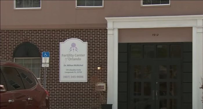 Casal processando clínica de fertilidade por confusão de fertilização in vitro finalmente identifica os pais biológicos do bebê