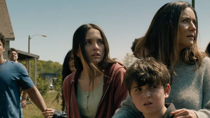 Grupo de personagens tensos reagindo com medo na estreia da 4ª temporada, apresentando uma reviravolta e mistério aterrorizantes.