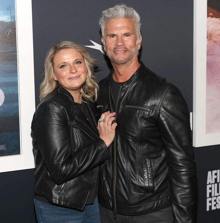 Two 80s icons now in their 60s wearing black leather jackets, posing together and sparking fan frenzy over confirmed romance. Two 80s icons now in their 60s wearing black leather jackets, posing together and sparking fan frenzy over confirmed romance.