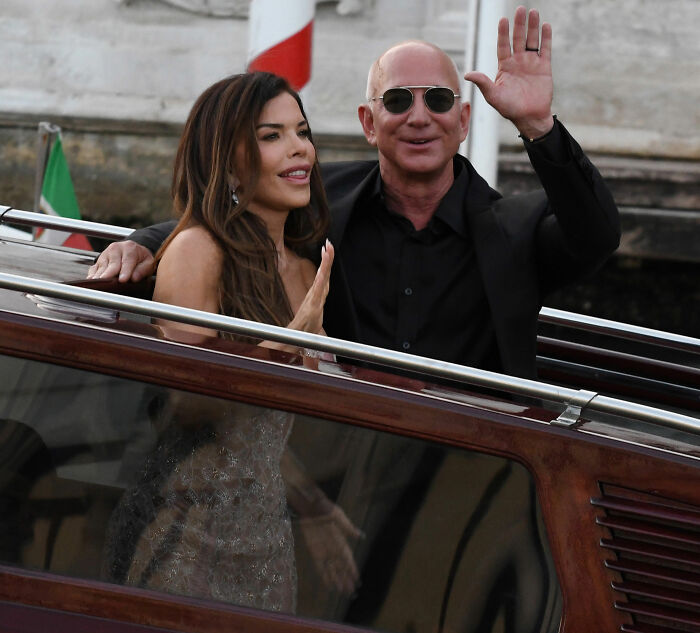 "Ele é rico, mas não é estúpido": O traje Coachella de Jeff Bezos gera debate depois que as pessoas fazem uma conexão selvagem "Ele é rico, mas não é estúpido": O traje Coachella de Jeff Bezos gera debate depois que as pessoas fazem uma conexão selvagem