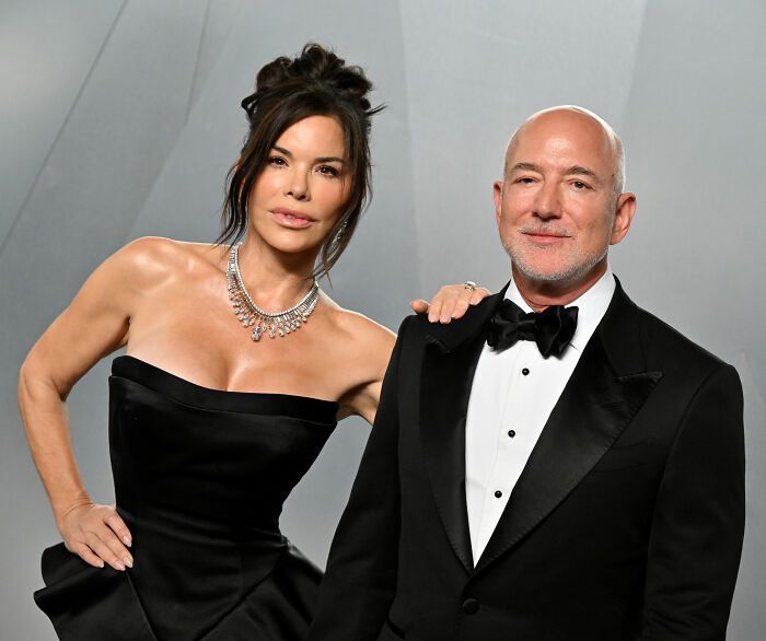 "Ele é rico, mas não é estúpido": O traje Coachella de Jeff Bezos gera debate depois que as pessoas fazem uma conexão selvagem "Ele é rico, mas não é estúpido": O traje Coachella de Jeff Bezos gera debate depois que as pessoas fazem uma conexão selvagem