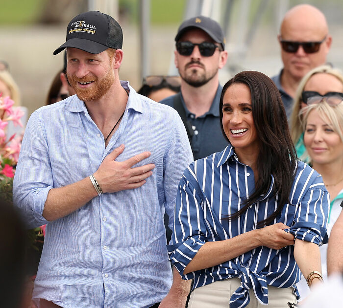 Meghan Markle e Príncipe Harry ofuscados durante visita à praia de Bondi depois 