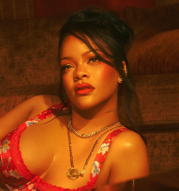 "Não é empoderamento, apenas marketing desesperado": Fotos de lingerie atrevida de Rihanna brutalmente arrastadas online