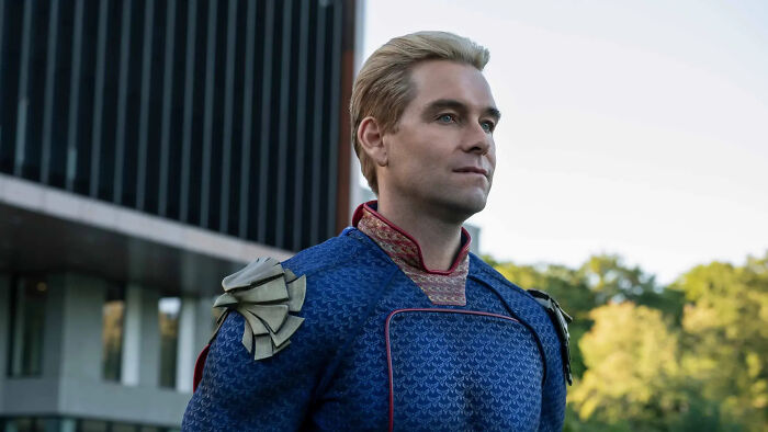 Homelander de The Boys em seu traje azul de super-herói, parecendo confiante. Ele está no centro de uma Guerra Civil maior.