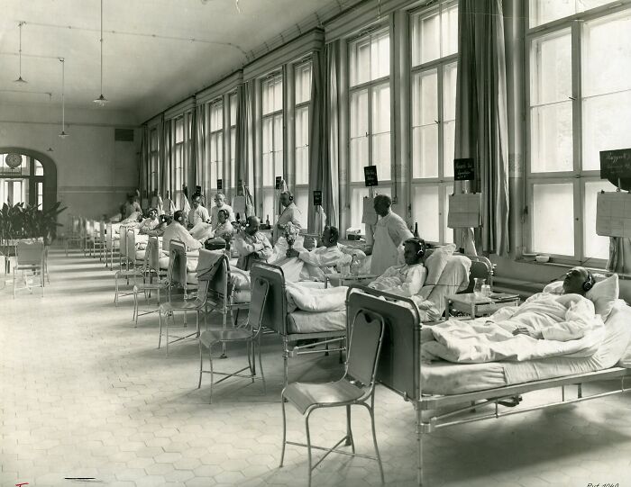Hospital ward with patients wearing early oxygen masks, a rare and interesting photo from a time we can't experience.