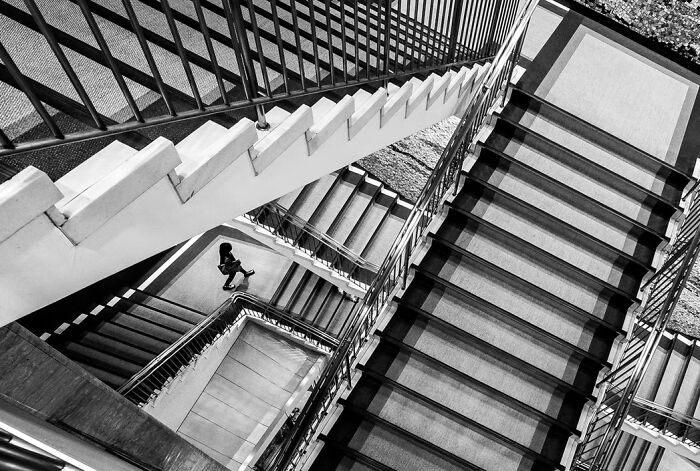 “No labirinto de escadas”, de Michiko Otomo