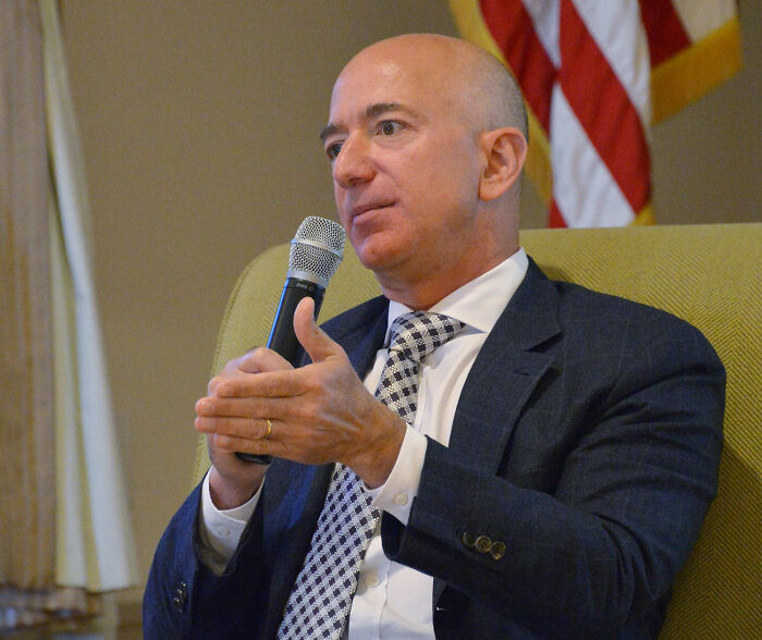 "Ele é rico, mas não é estúpido": O traje Coachella de Jeff Bezos gera debate depois que as pessoas fazem uma conexão selvagem "Ele é rico, mas não é estúpido": O traje Coachella de Jeff Bezos gera debate depois que as pessoas fazem uma conexão selvagem