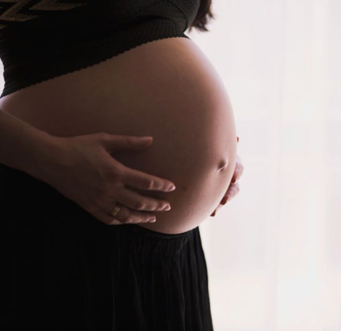 Mulher grávida embalando suavemente a barriga, destacando um sintoma bizarro de gravidez que surpreende muitos espectadores online. Mulher grávida embalando suavemente a barriga, destacando um sintoma bizarro de gravidez que surpreende muitos espectadores online.