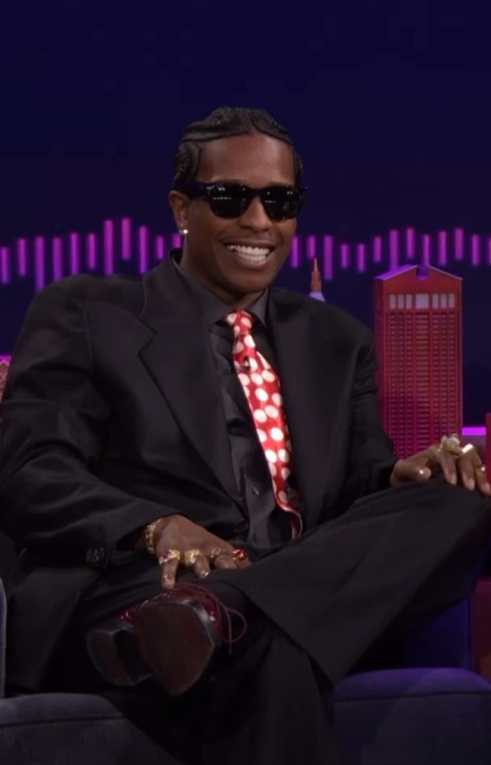 Capa da W Magazine de Rihanna com a filha Rocki deixa fãs conversando após perceberem detalhes estranhos