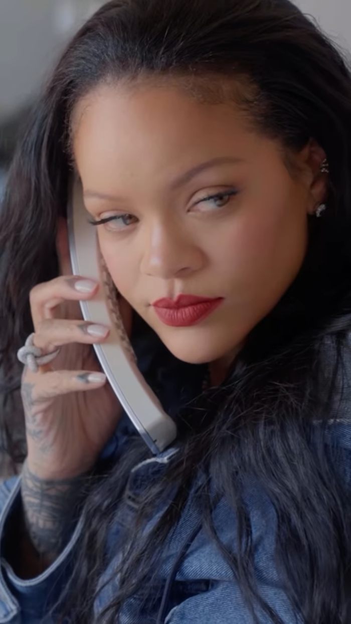 Capa da W Magazine de Rihanna com a filha Rocki deixa fãs conversando após perceberem detalhes estranhos