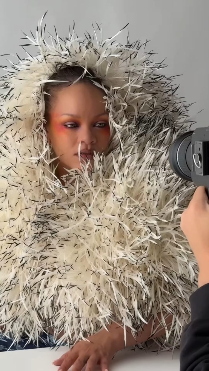 Capa da W Magazine de Rihanna com a filha Rocki deixa fãs conversando após perceberem detalhes estranhos