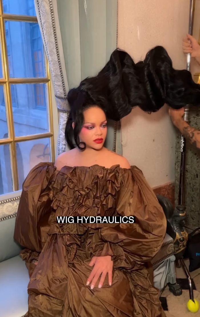 Capa da W Magazine de Rihanna com a filha Rocki deixa fãs conversando após perceberem detalhes estranhos