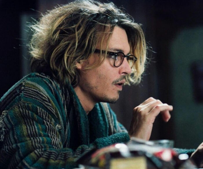 Sir Ian McKellen gera polêmica com comentários recentes sobre Johnny Depp