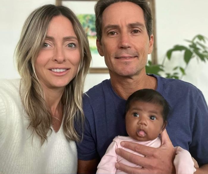 Casal processando clínica de fertilidade por confusão de fertilização in vitro finalmente identifica os pais biológicos do bebê