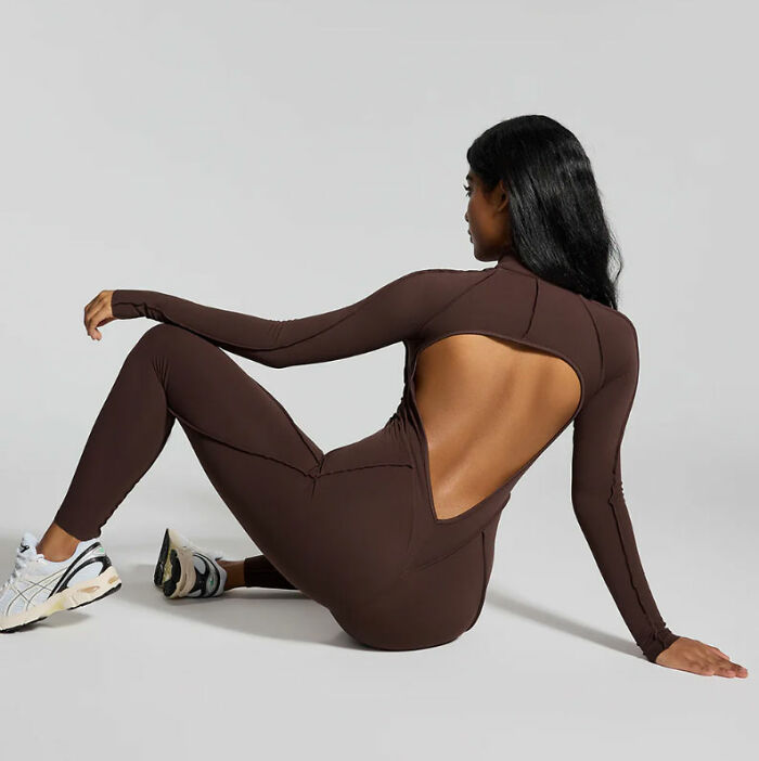 Estrela de reality show é solicitada a encobrir parte inesperada do corpo enquanto estiver no lounge de uma companhia aérea