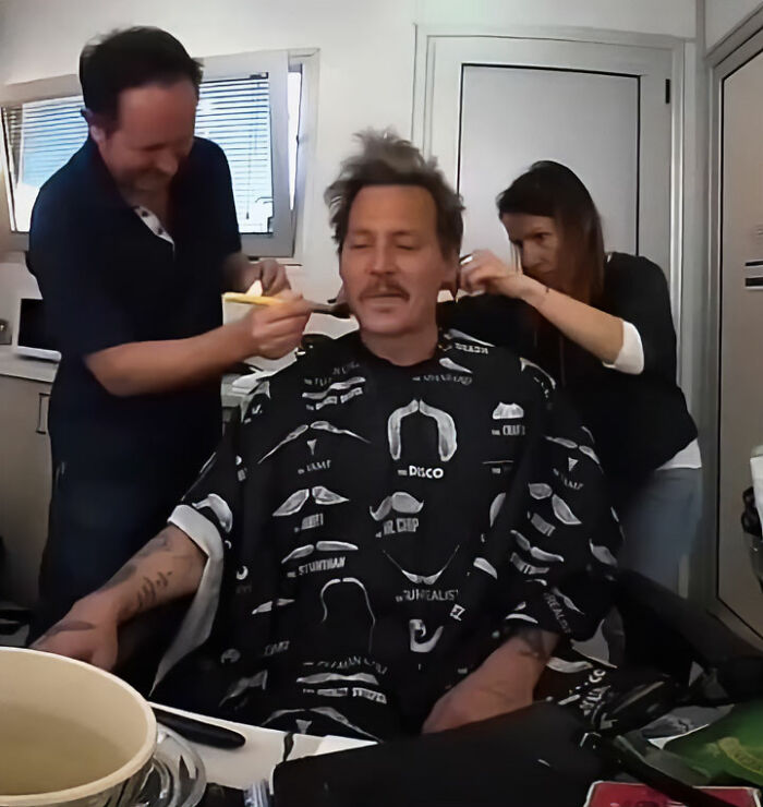 Sir Ian McKellen gera polêmica com comentários recentes sobre Johnny Depp