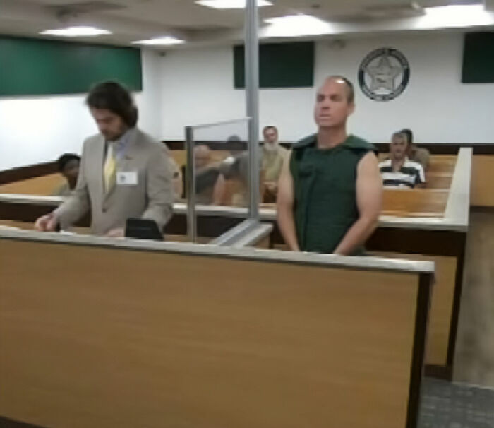 Bombeiro e esposa culpam a religião pela maneira perturbadora como mantiveram a filha por anos