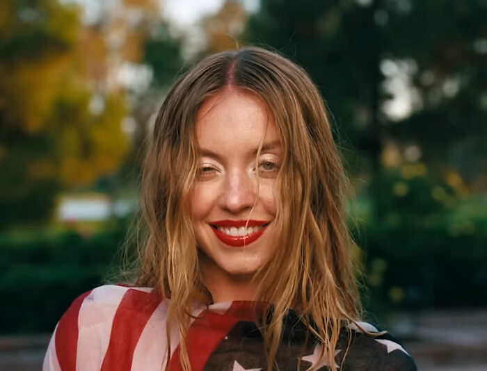O visual de Sydney Sweeney pela estreia de 'Euphoria' é brutalmente torrado após notificação dos fãs, escolha incomum O visual de Sydney Sweeney pela estreia de 'Euphoria' é brutalmente torrado após notificação dos fãs, escolha incomum