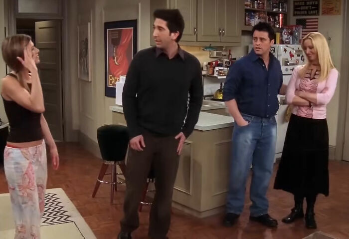 Lisa Kudrow faz afirmações contundentes sobre os escritores de 'Friends'