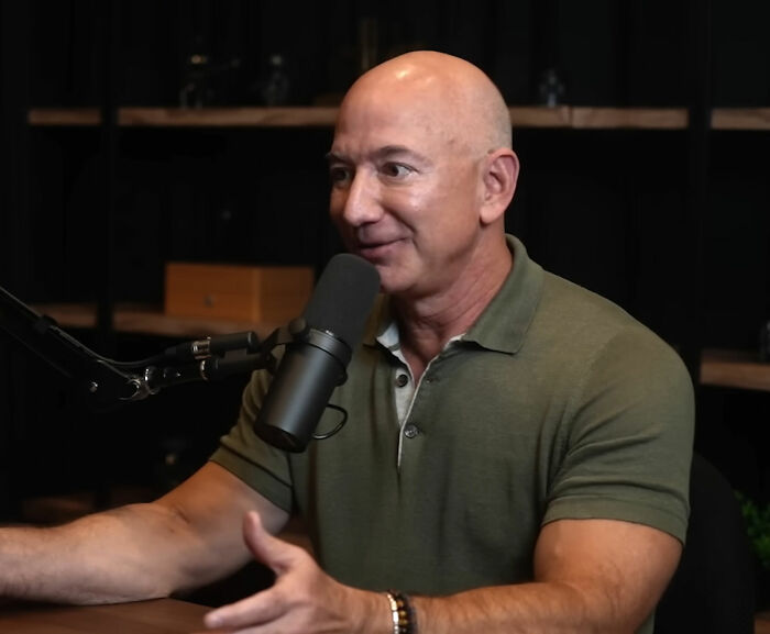 "Ele é rico, mas não é estúpido": O traje Coachella de Jeff Bezos gera debate depois que as pessoas fazem uma conexão selvagem "Ele é rico, mas não é estúpido": O traje Coachella de Jeff Bezos gera debate depois que as pessoas fazem uma conexão selvagem