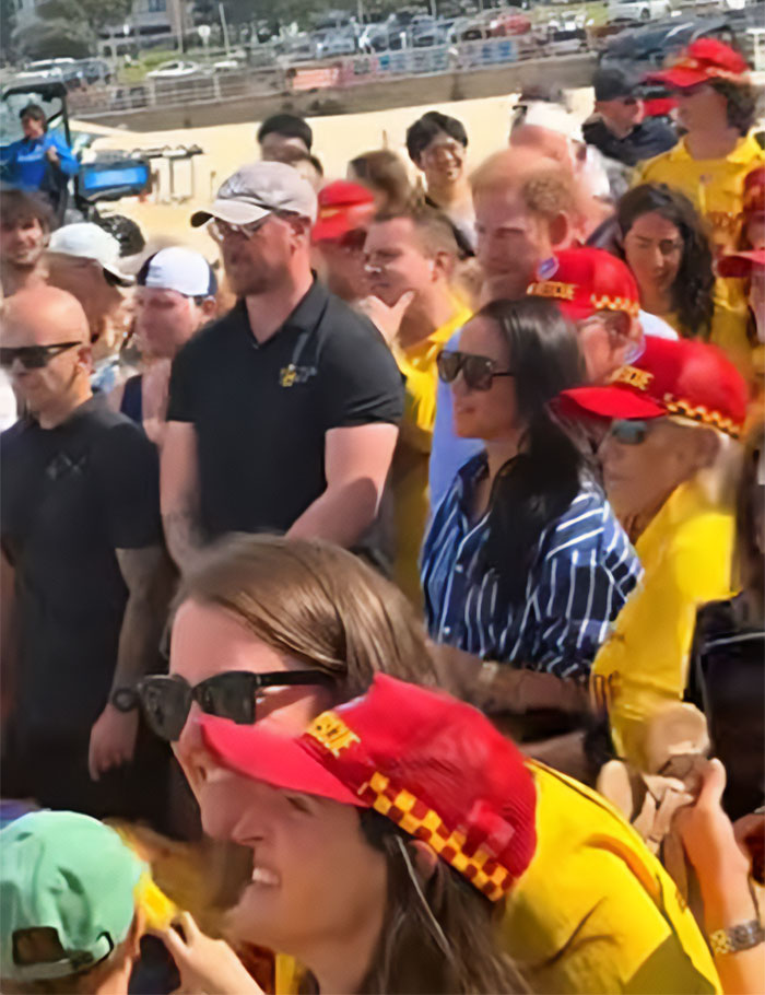 Meghan Markle e Príncipe Harry ofuscados durante visita à praia de Bondi depois 