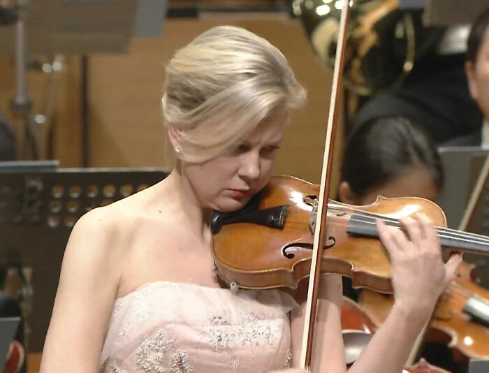 Muitos estão divididos entre culpar o maestro ou o solista depois que um violino antigo avaliado em milhões é destruído no palco