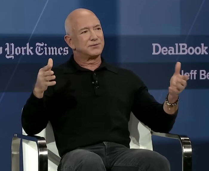 "Ele é rico, mas não é estúpido": O traje Coachella de Jeff Bezos gera debate depois que as pessoas fazem uma conexão selvagem "Ele é rico, mas não é estúpido": O traje Coachella de Jeff Bezos gera debate depois que as pessoas fazem uma conexão selvagem