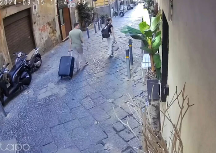 O passado conturbado do menino surge quando os pais são acusados ​​​​de incidente fatal com estátua de turista