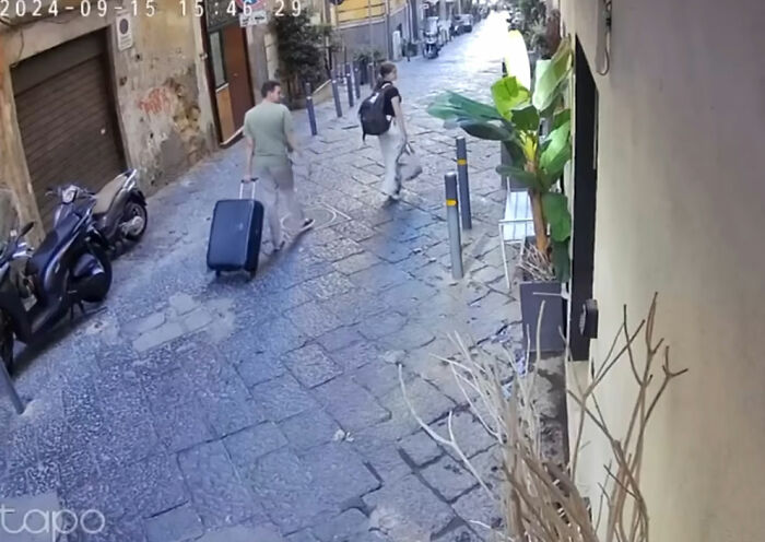 Pais acusados ​​​​depois que imagens de CFTV capturam adolescente supostamente jogando estátua da varanda, atingindo turista fatalmente