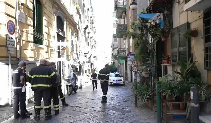 Pais acusados ​​​​depois que imagens de CFTV capturam adolescente supostamente jogando estátua da varanda, atingindo turista fatalmente