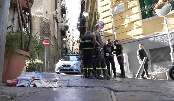 Pais acusados ​​​​depois que imagens de CFTV capturam adolescente supostamente jogando estátua da varanda, atingindo turista fatalmente