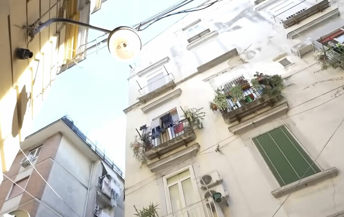 Pais acusados ​​​​depois que imagens de CFTV capturam adolescente supostamente jogando estátua da varanda, atingindo turista fatalmente