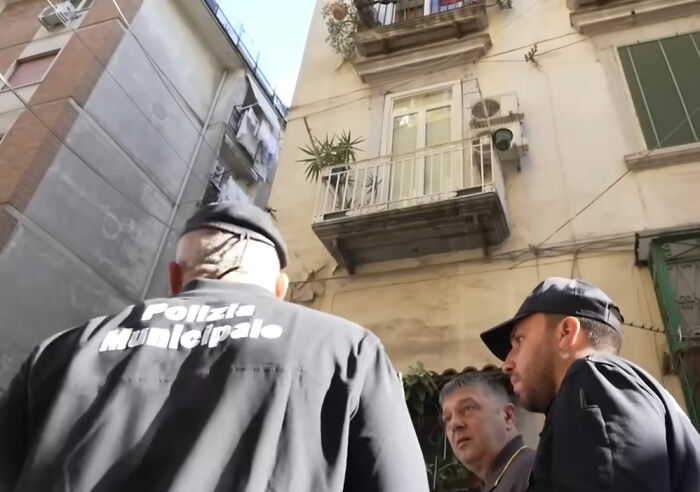 O passado conturbado do menino surge quando os pais são acusados ​​​​de incidente fatal com estátua de turista