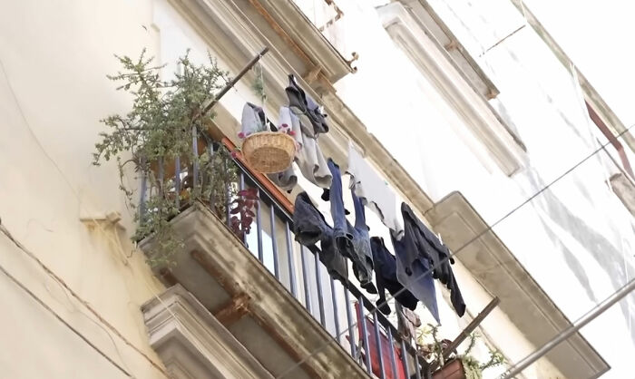 O passado conturbado do menino surge quando os pais são acusados ​​​​de incidente fatal com estátua de turista