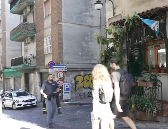 O passado conturbado do menino surge quando os pais são acusados ​​​​de incidente fatal com estátua de turista