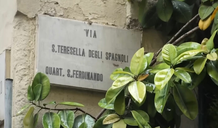 Pais acusados ​​​​depois que imagens de CFTV capturam adolescente supostamente jogando estátua da varanda, atingindo turista fatalmente