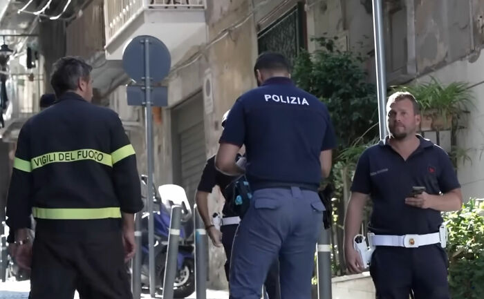 O passado conturbado do menino surge quando os pais são acusados ​​​​de incidente fatal com estátua de turista